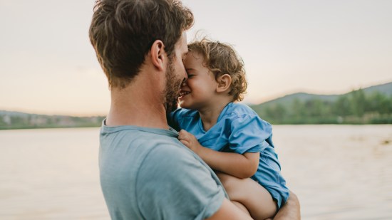 abrazo padre hijo