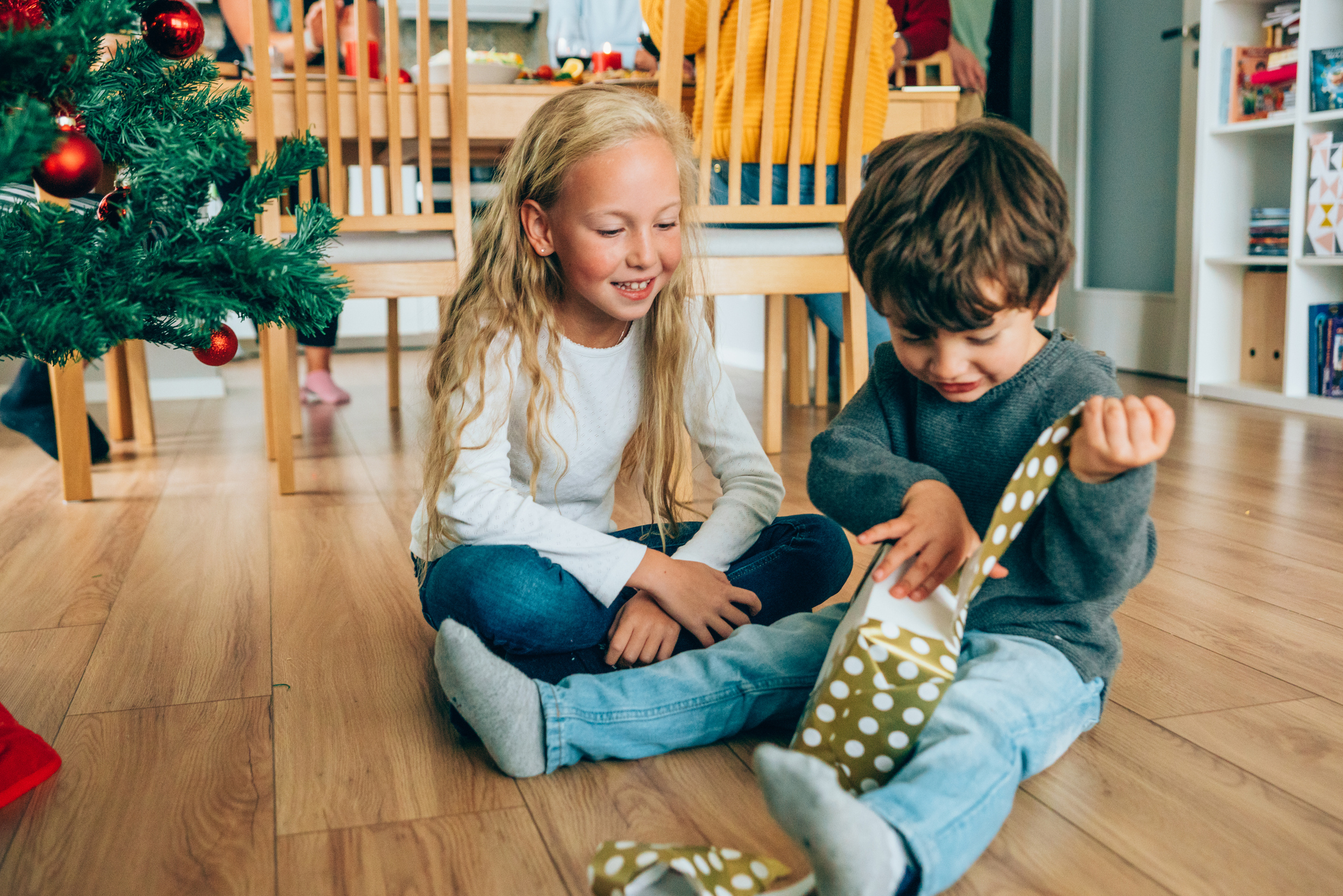 niños con regalos