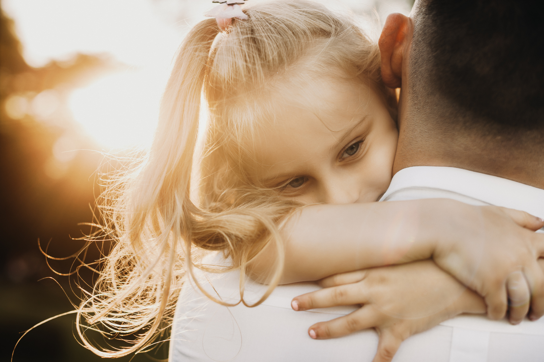 niña abrazando a padre