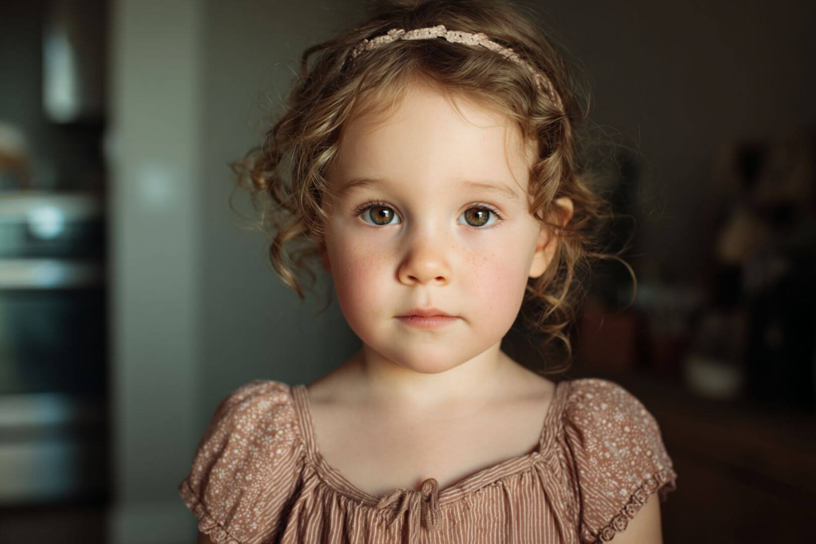 Niña contemporánea que simboliza la dulzura y elegancia asociadas al nombre Alyson.