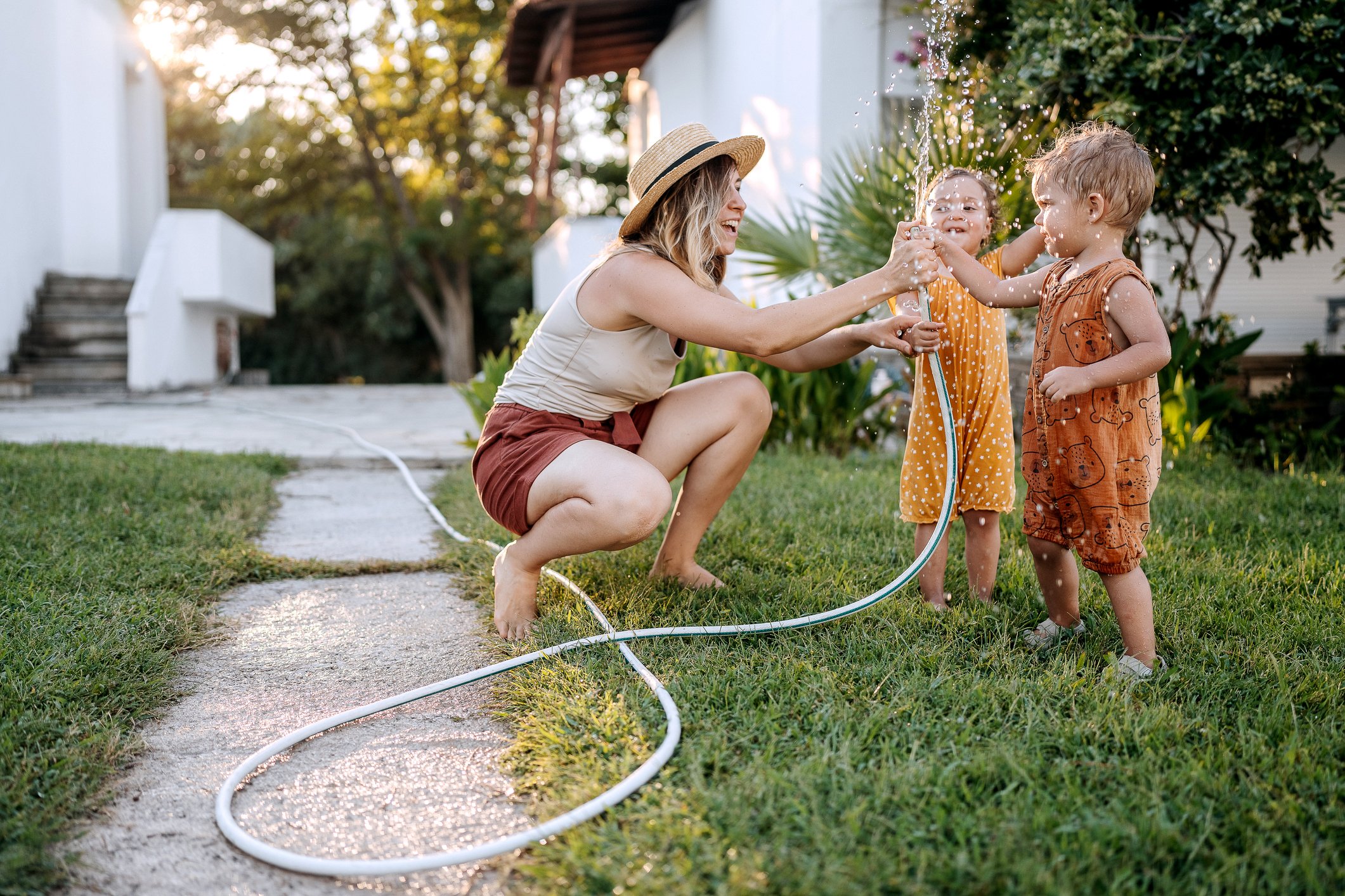 niño feliz verano