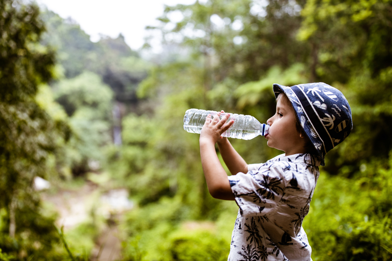 niño bebiendo agua
