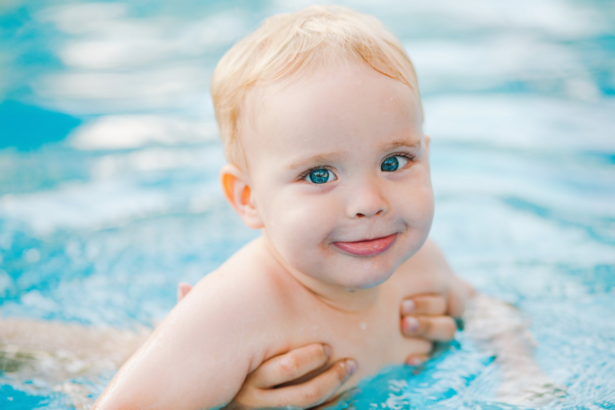 niño piscina