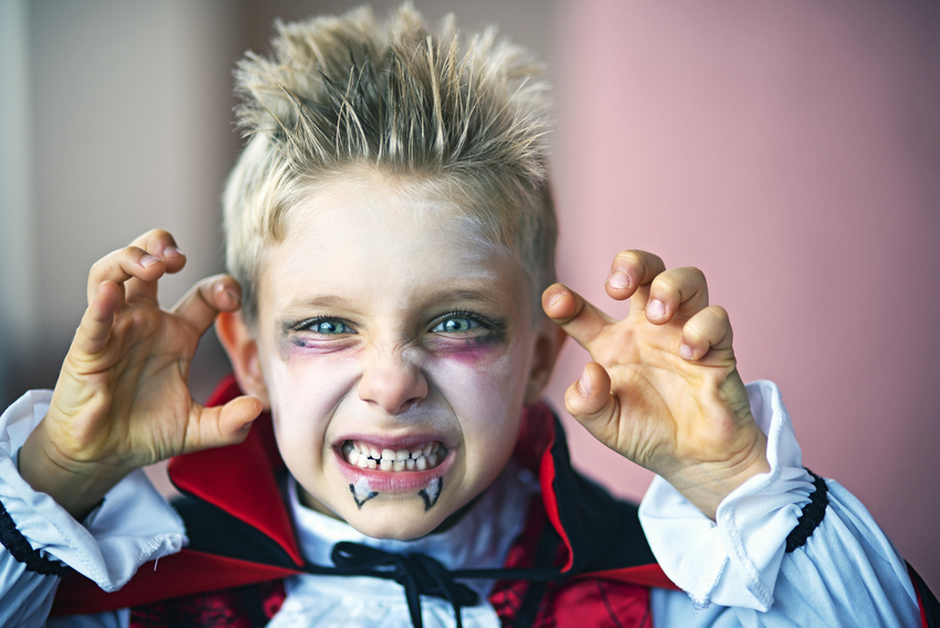Disfraz casero de vampiro niño y niña para Halloween. - Getty Images
