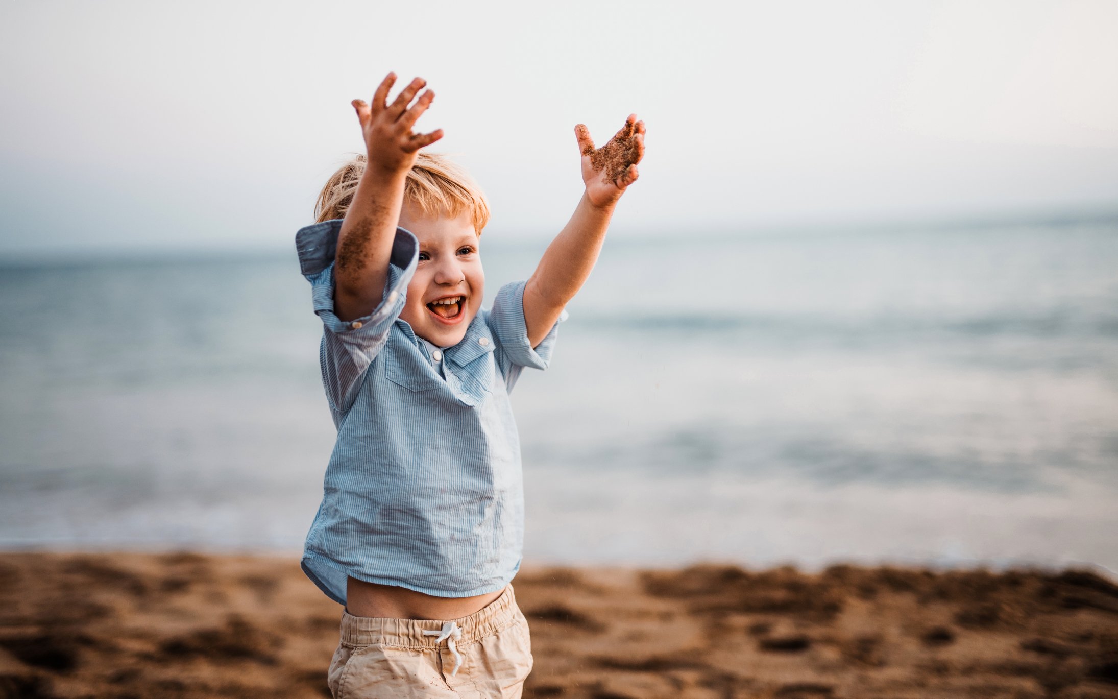 niño feliz en la playa