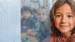 Niños jugando en clase con una imagen superpuesta semitransparante de gotas de lluvia en la ventana