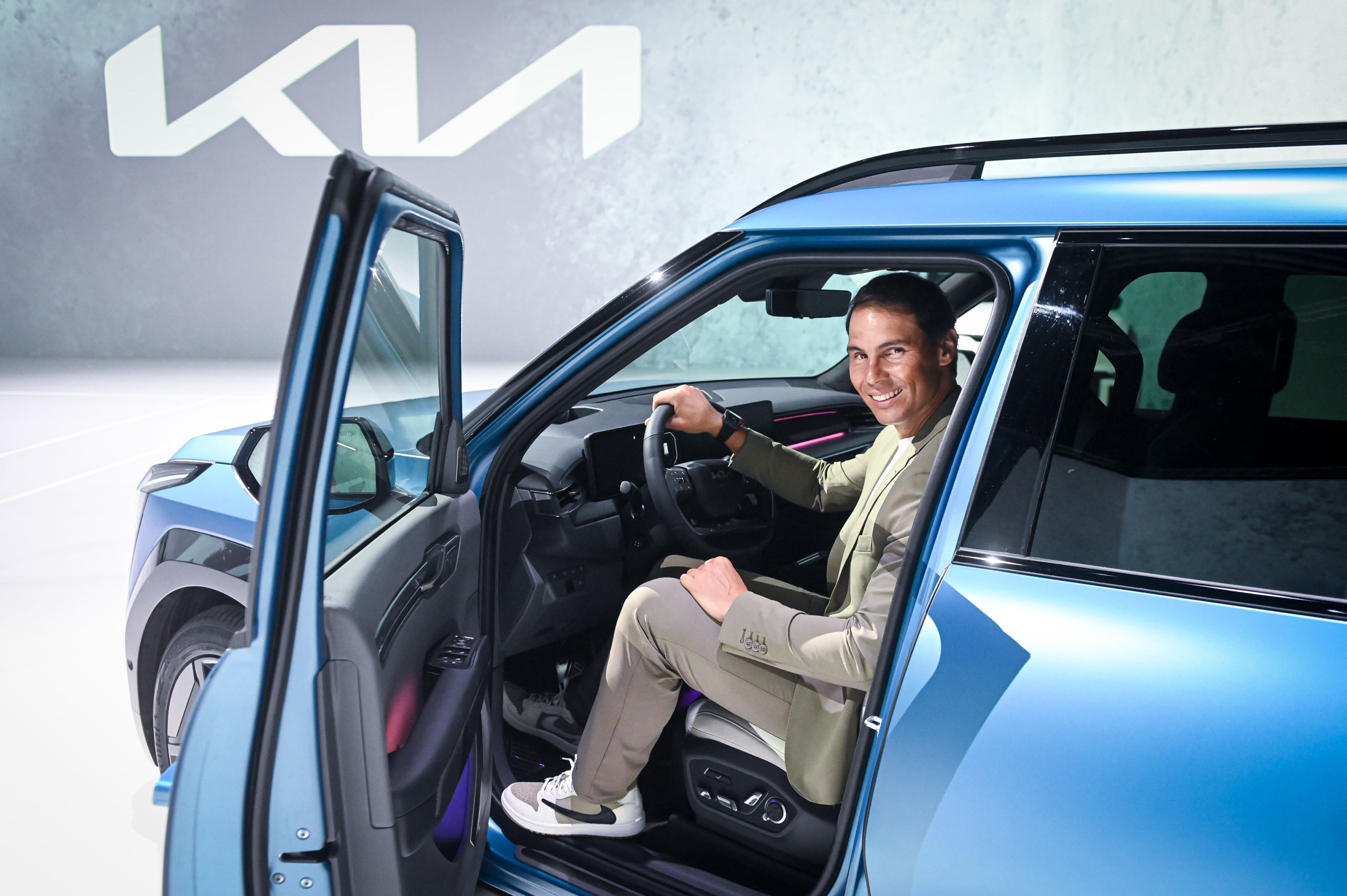 (Image2)KiapresentsRafaelNadalwithEV9GT-lineinOceanBlueMatte