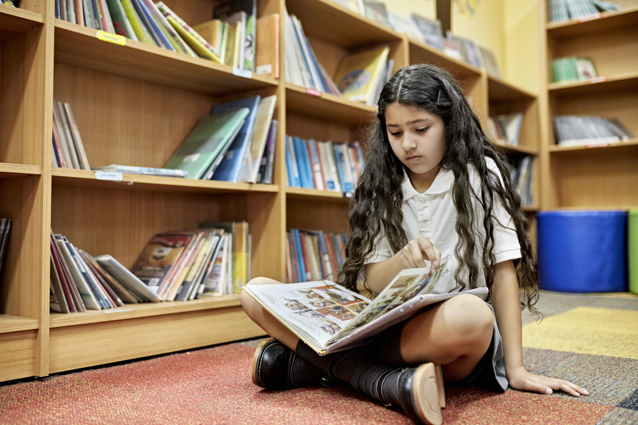Niña leyendo un comic