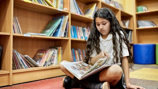 Niña leyendo un comic