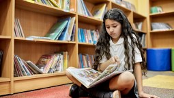 Niña leyendo un comic