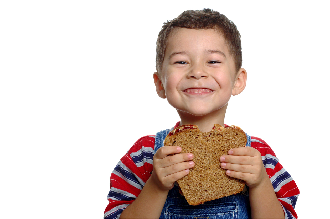 Niño comiendo un sándwich integral