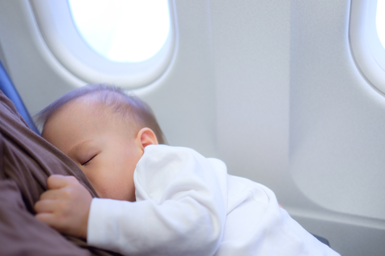 Bebé viajando en avión