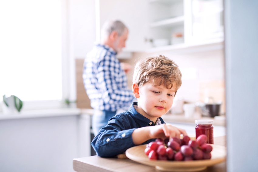 Niño comiendo uvas