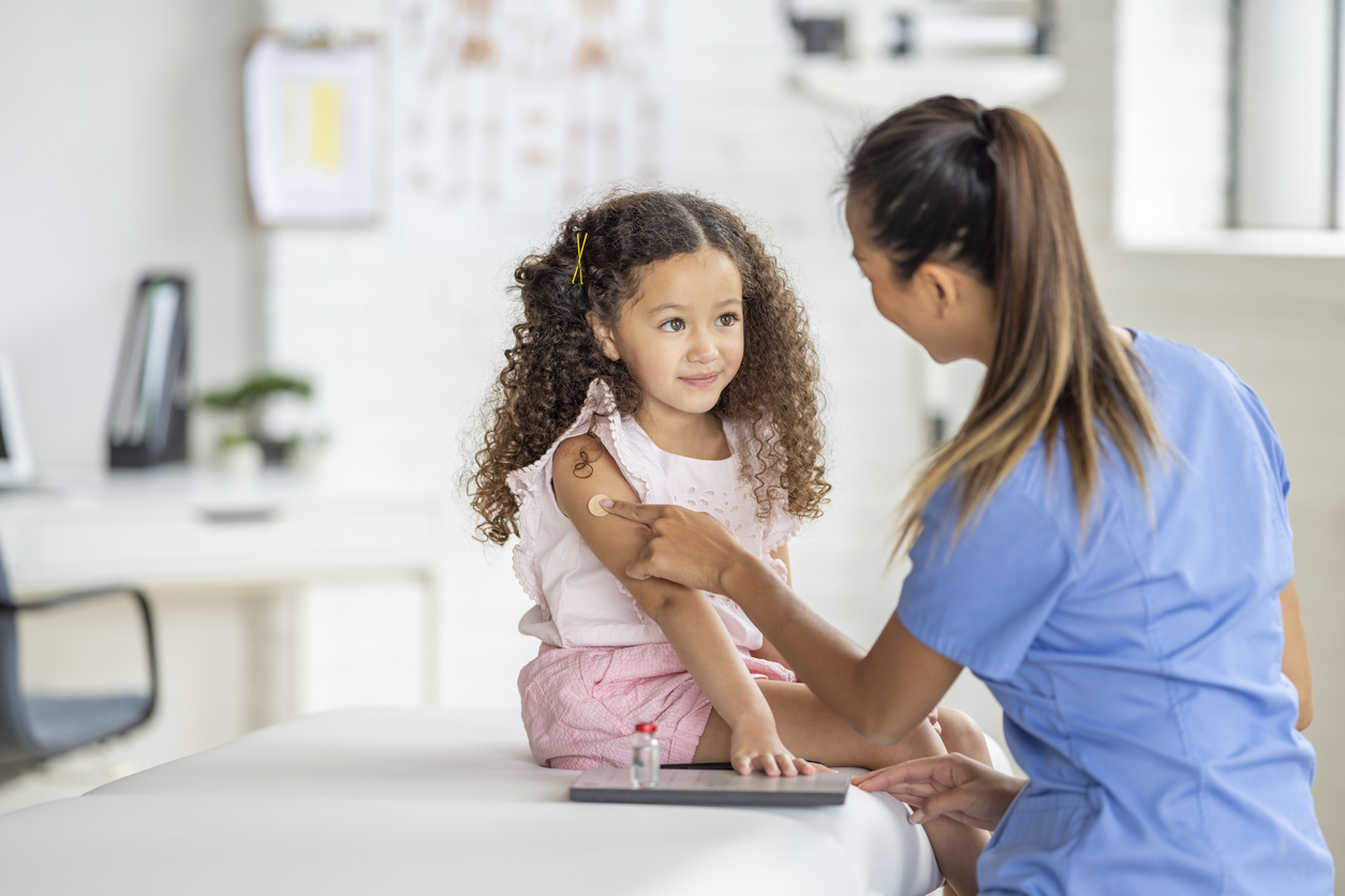 Los beneficios de la vacuna antigripal infantil: aspectos a tener en cuenta, según los expertos