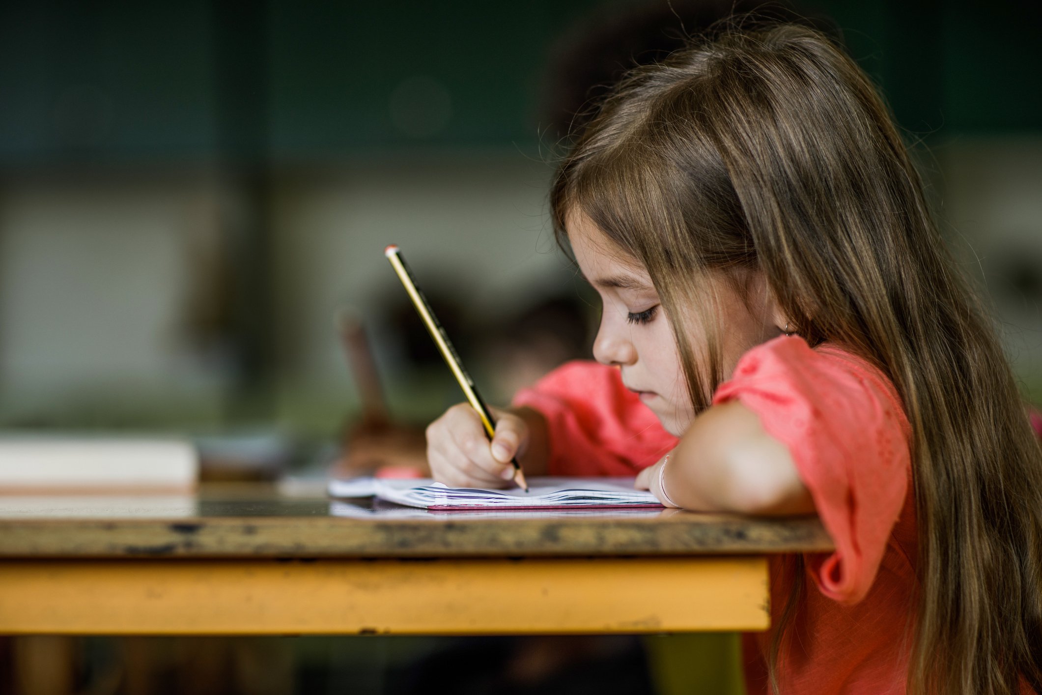 Por qué no deben perder los niños el hábito de la escritura manuscrita, según una experta