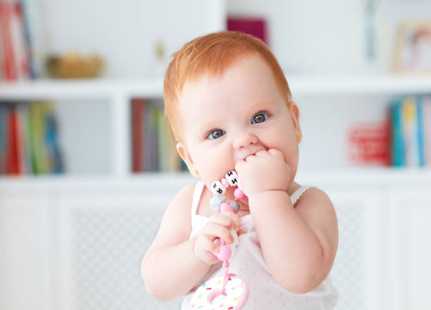 ¿Por qué los bebés se meten las manos en la boca?