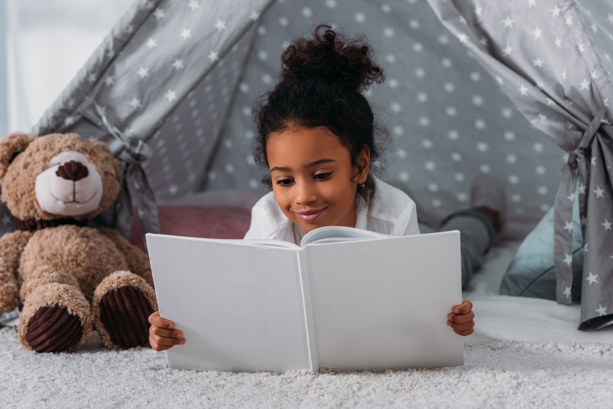 Niña leyendo