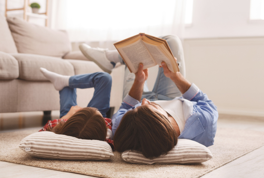 Madre e hija leyendo