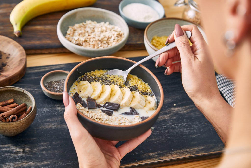 Desayuno saludable: porridge de avena con frutas