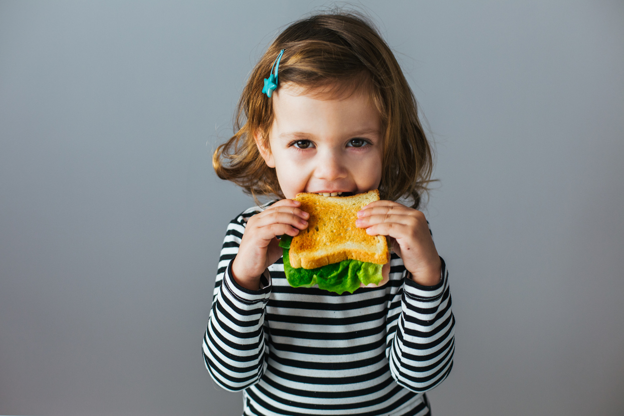 Niña comiendo