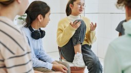 adolescente contando opiniones