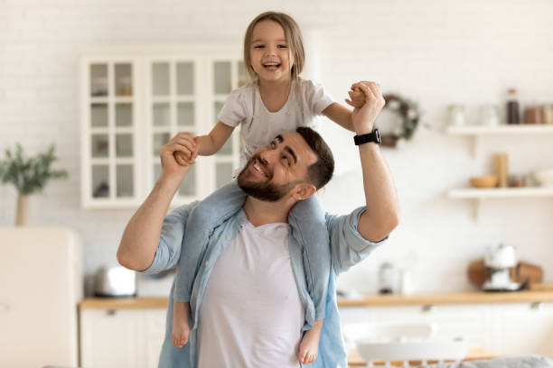 “¡Papá, pero escúchame también con los ojos!” o el síndrome de los padres distraídos