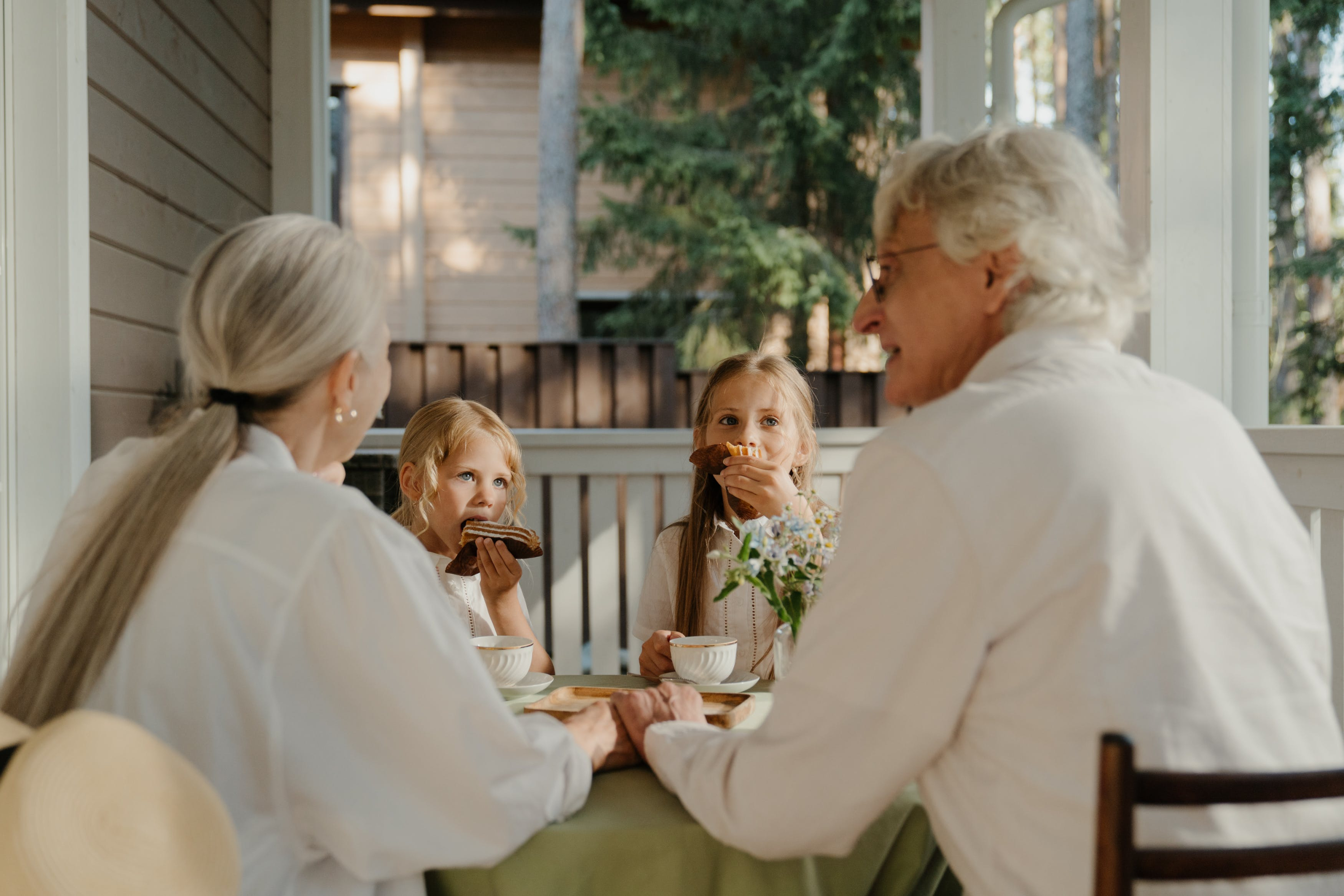 Niñas y abuelos, merendando