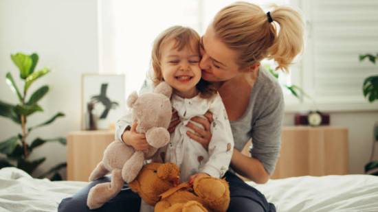 Los tres consejos de dos investigadores de la felicidad de Harvard y Yale para criar niños más felices