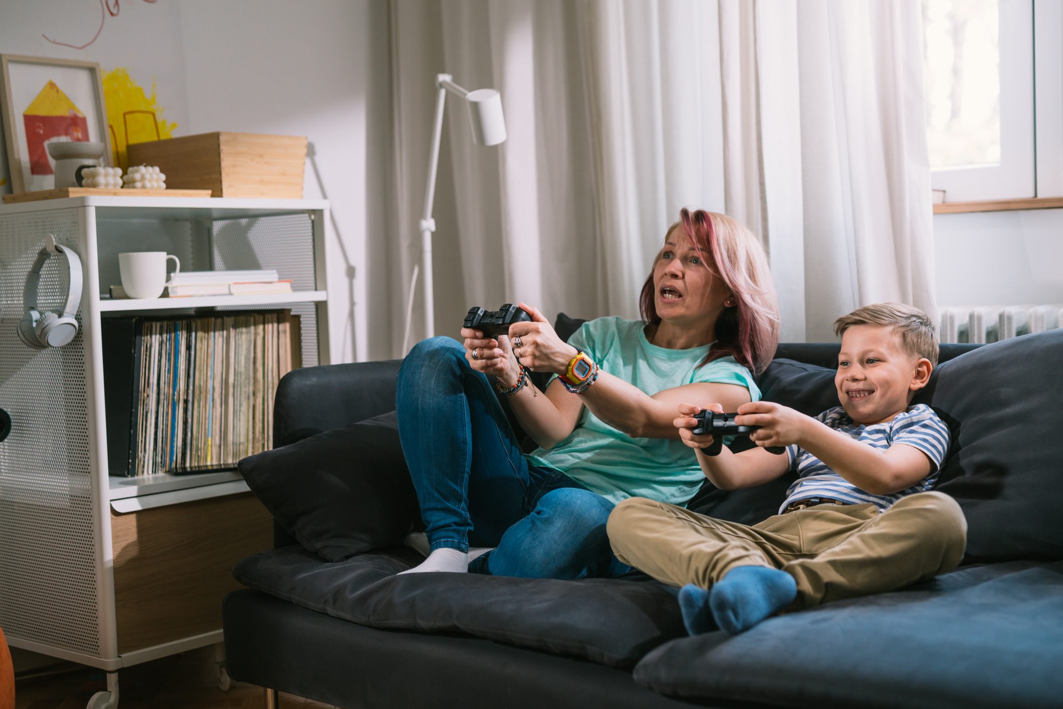 mamá e hijo jugando a videojuegos