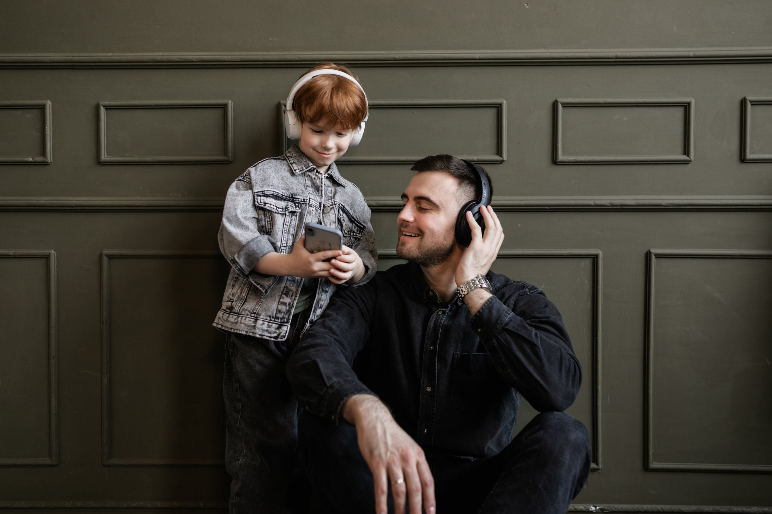 Padre e hijo escuchando música