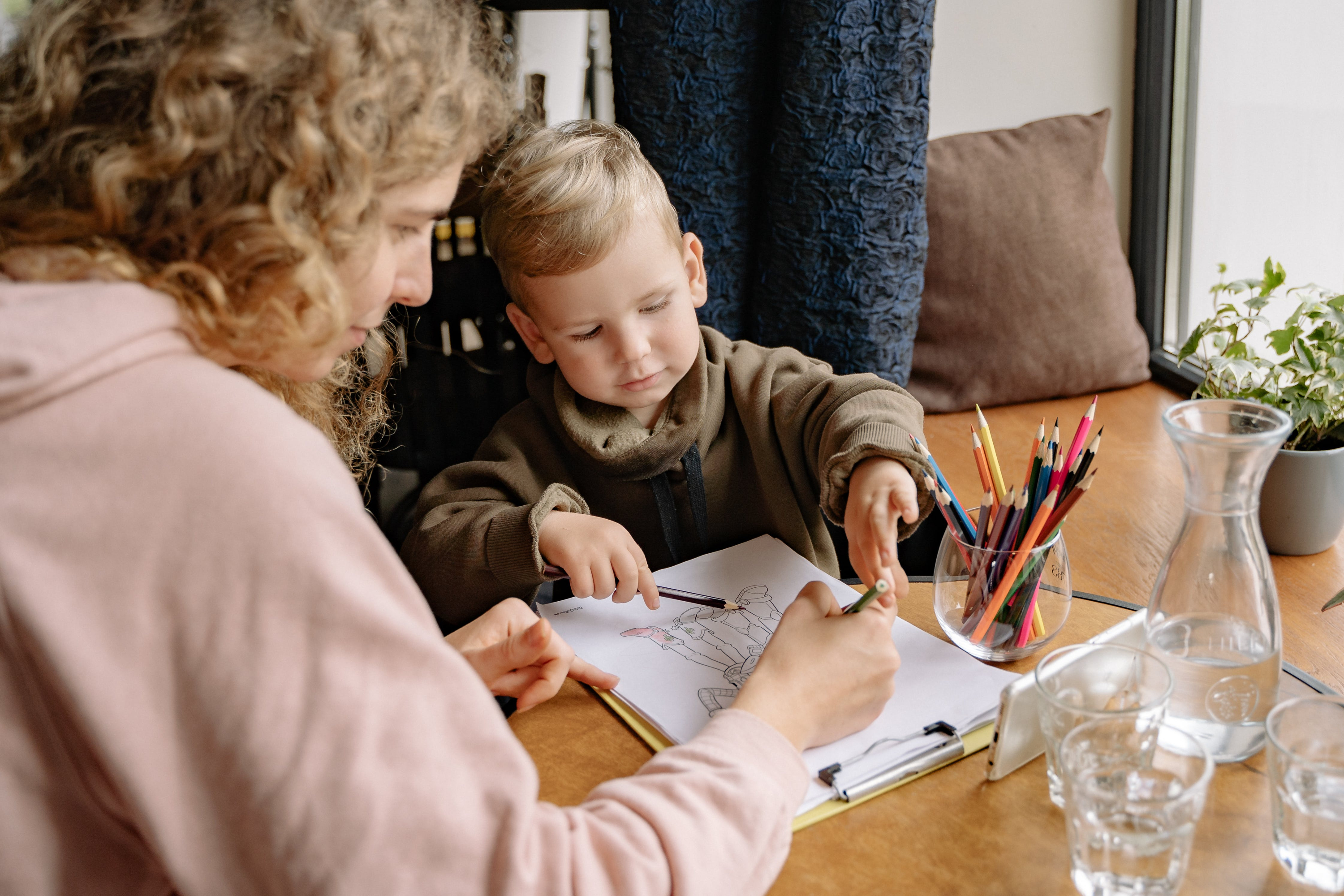 Niño dibujando con su madre