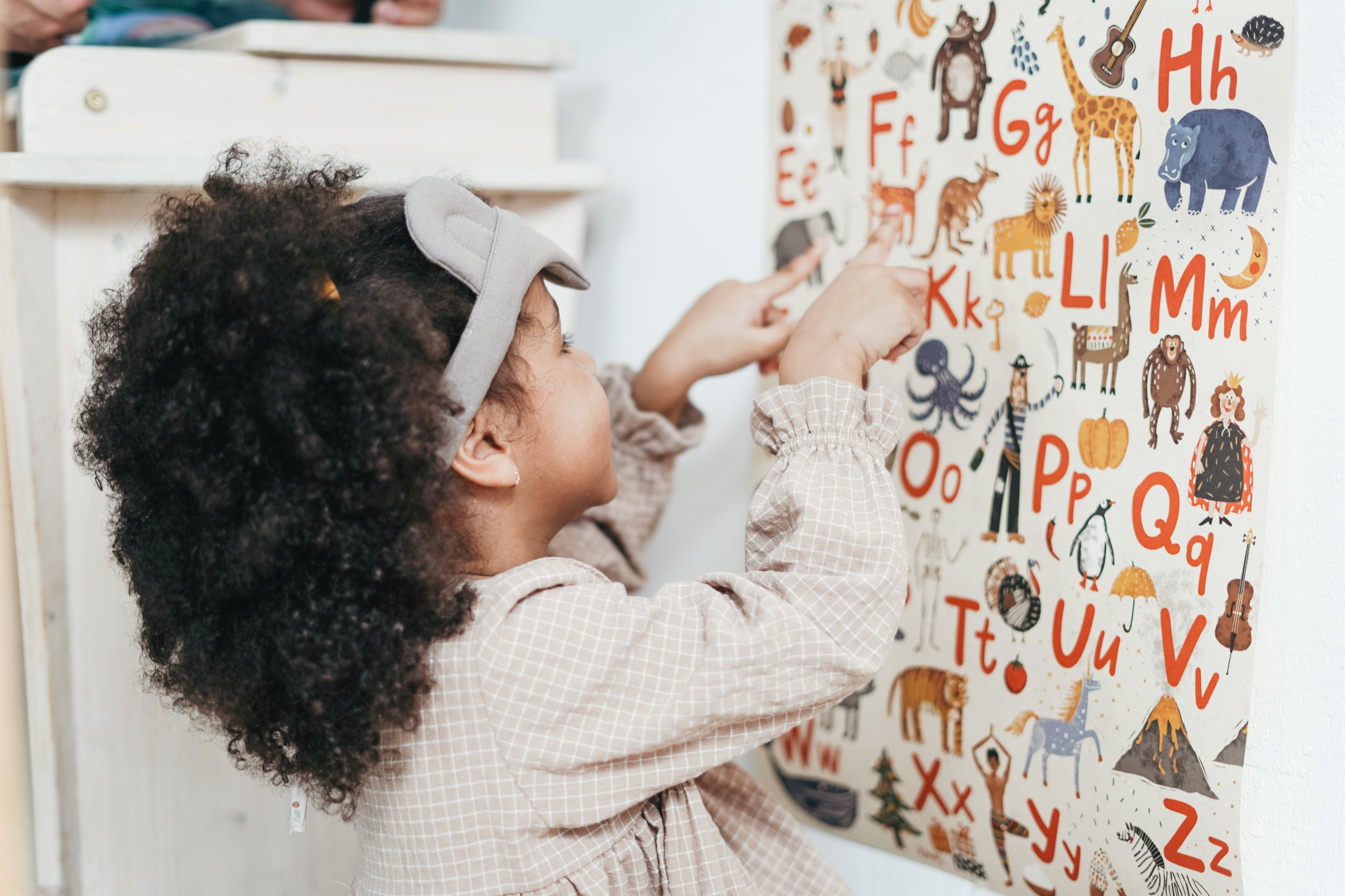 Niña aprendiendo el abecedario con dibujos