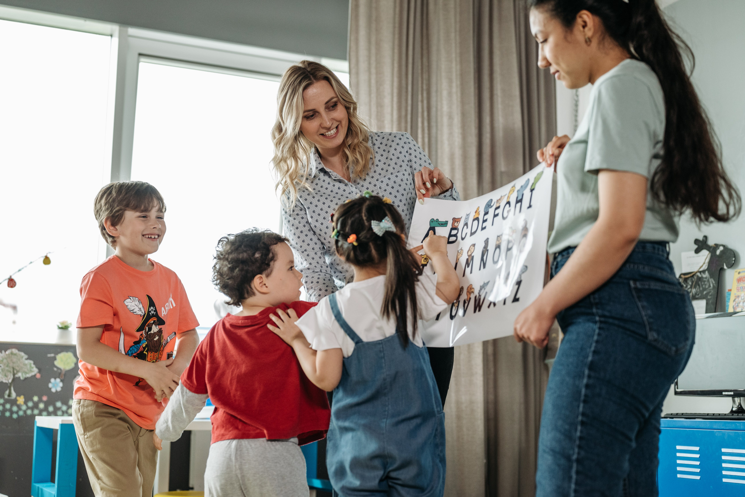 Maestras enseñando a niños en la escuela