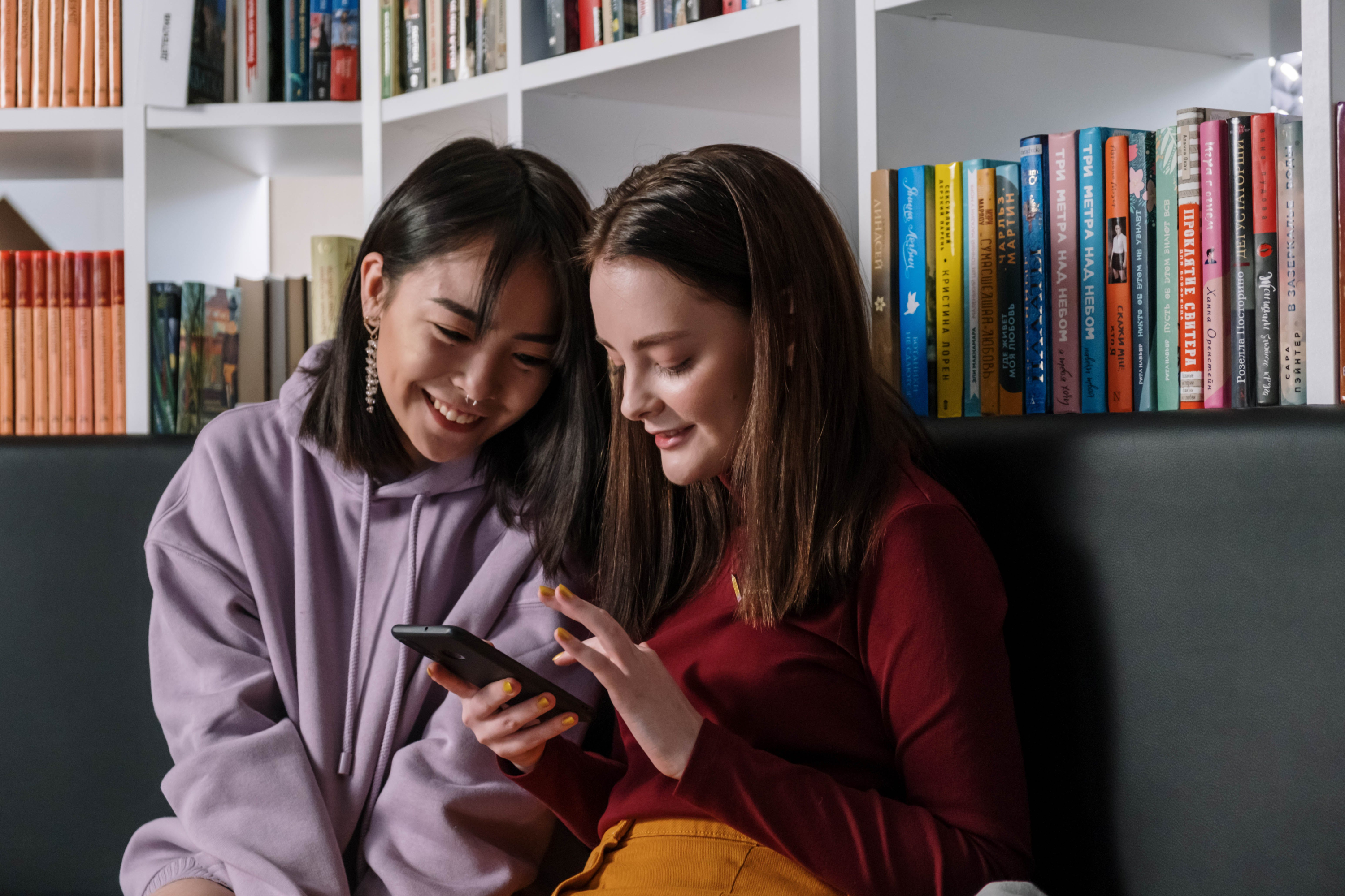 Adolescentes viendo redes sociales