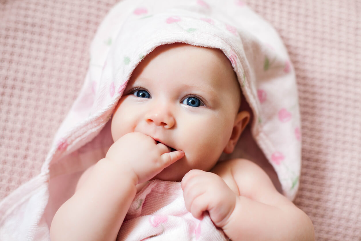 Guía rápida con más de 600 nombres para niña - Fuente: iStock