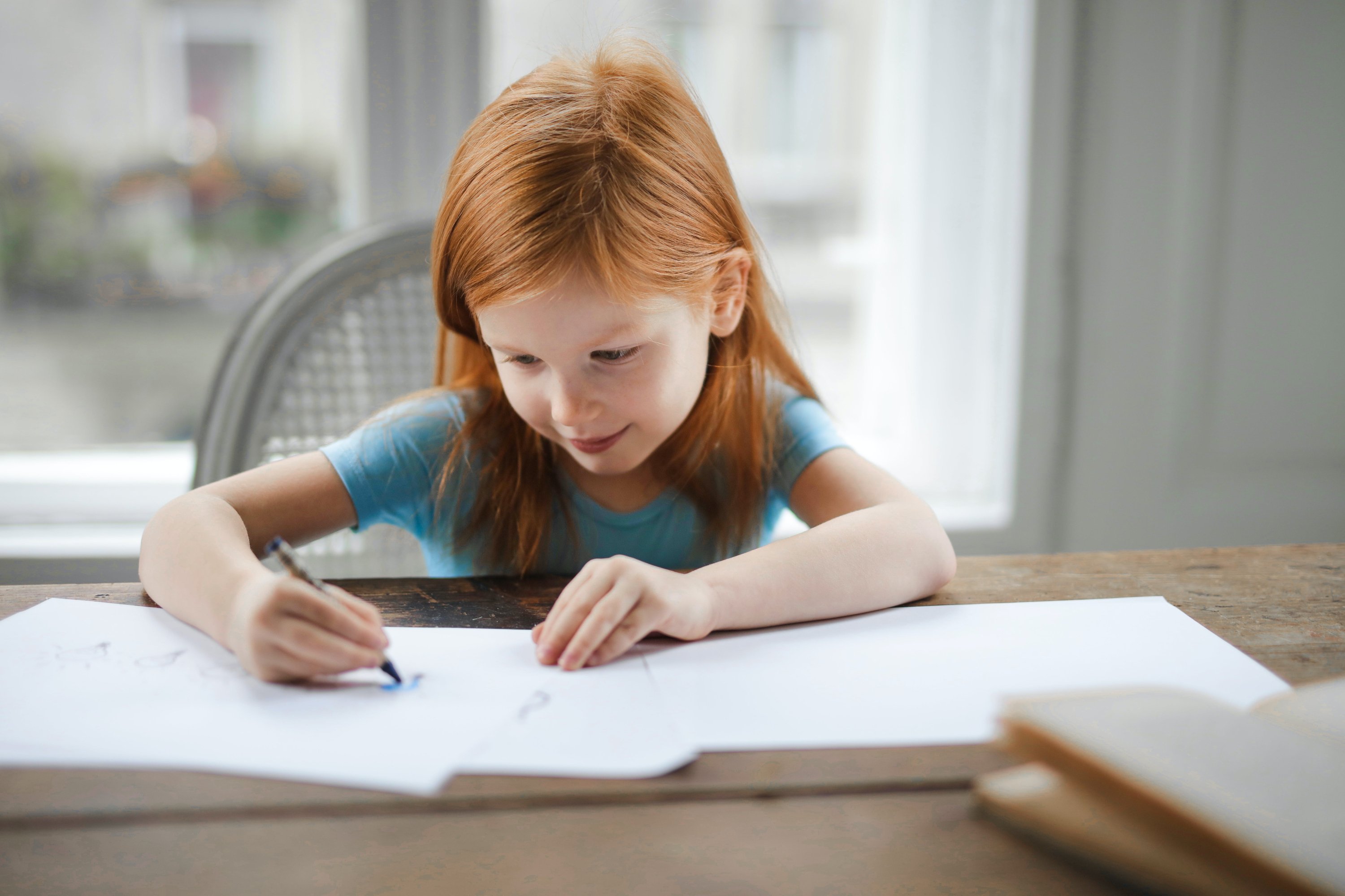 Niña escribiendo con colores