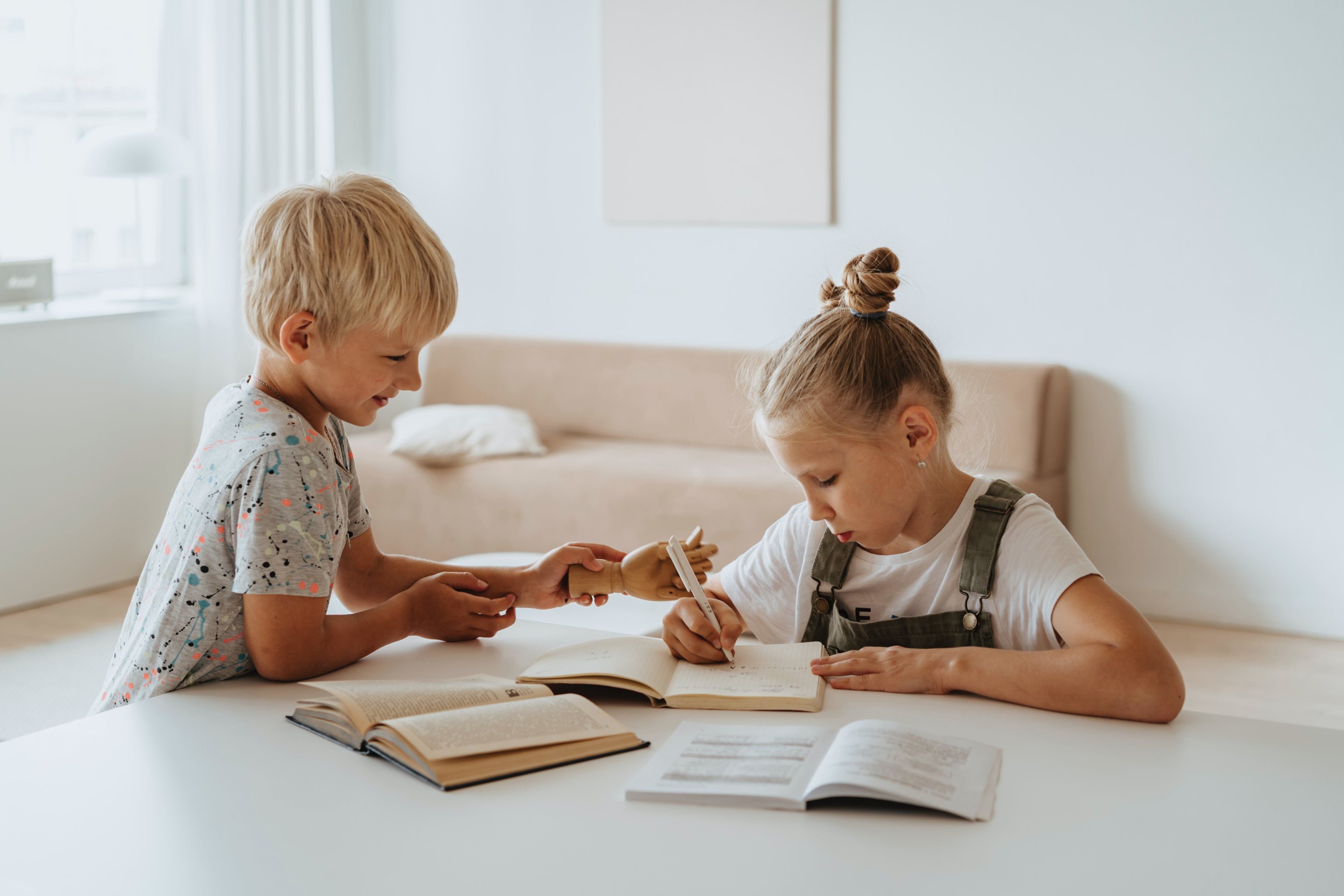 Niños aprendiendo inglés juntos