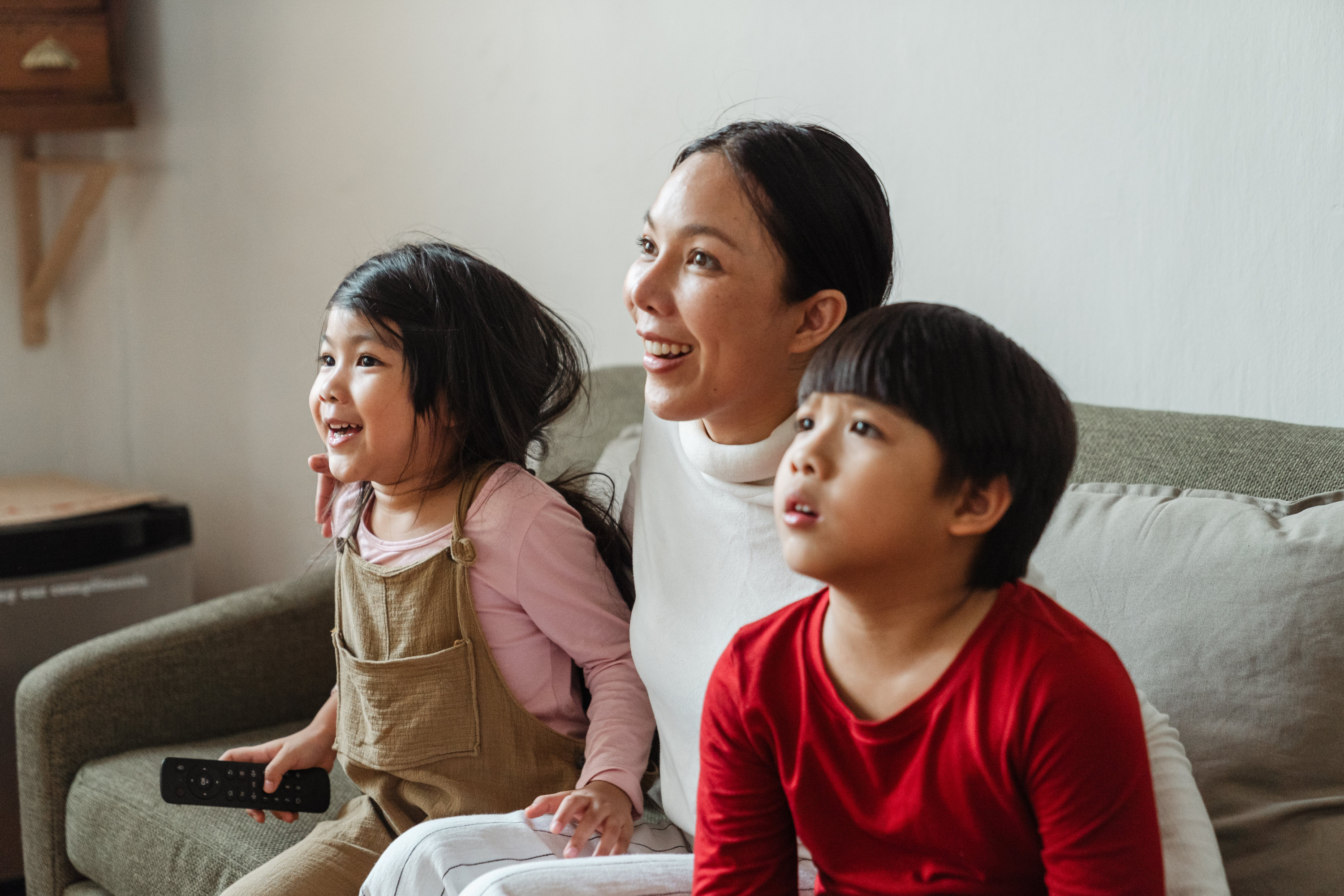 Mamá viendo dibujos con sus hijos