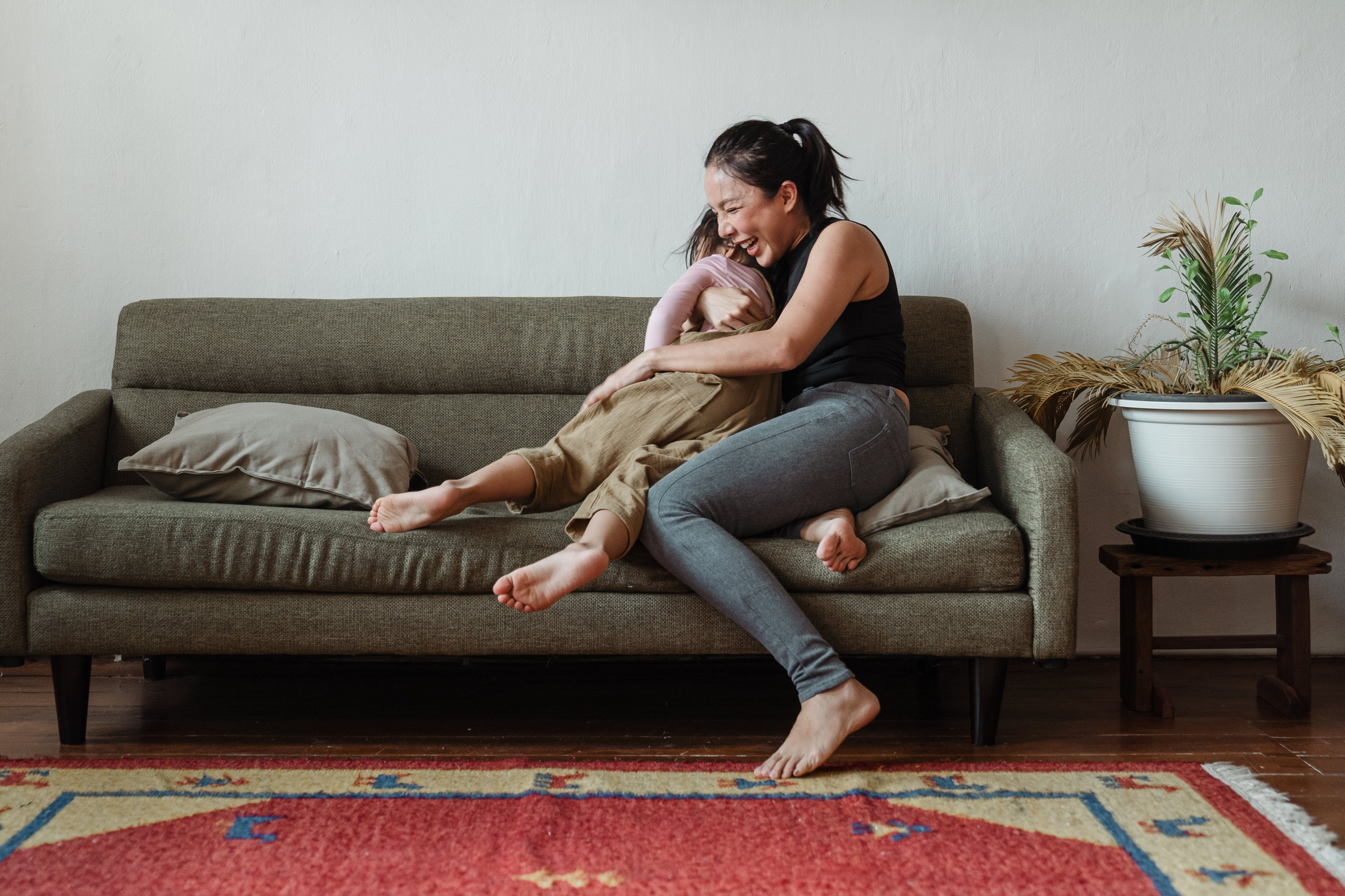Madre e hijo jugando en su casa