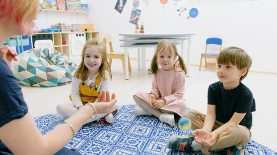 niños en la escuela infantil
