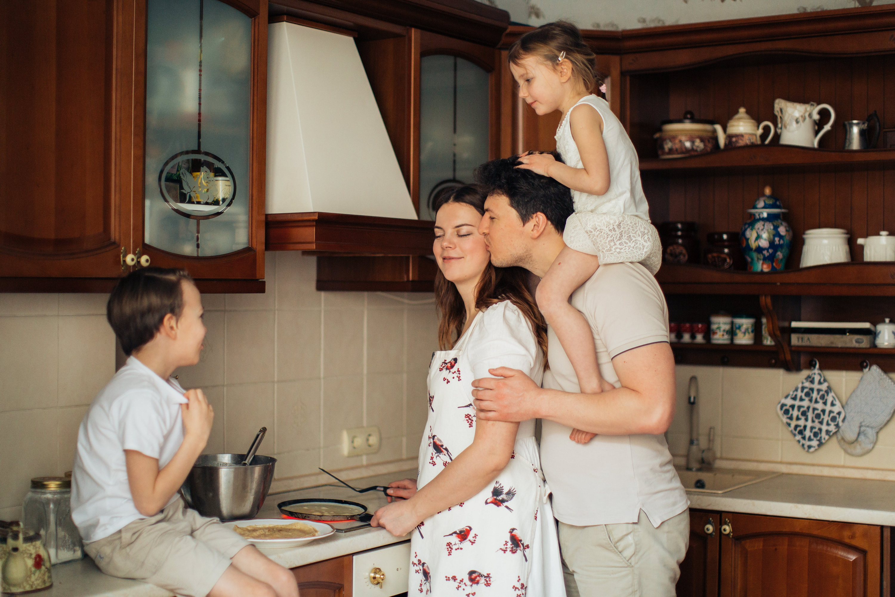 familia cocinando