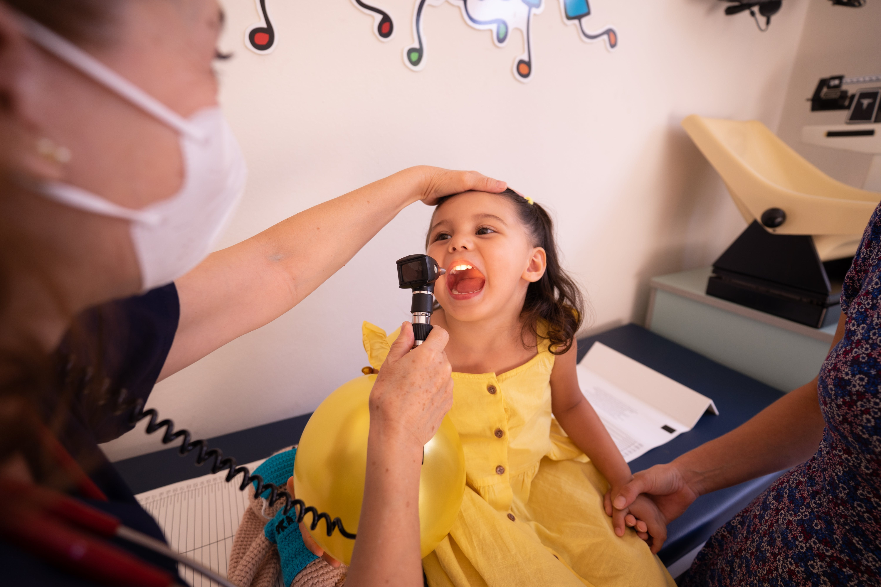 Niña en el médico