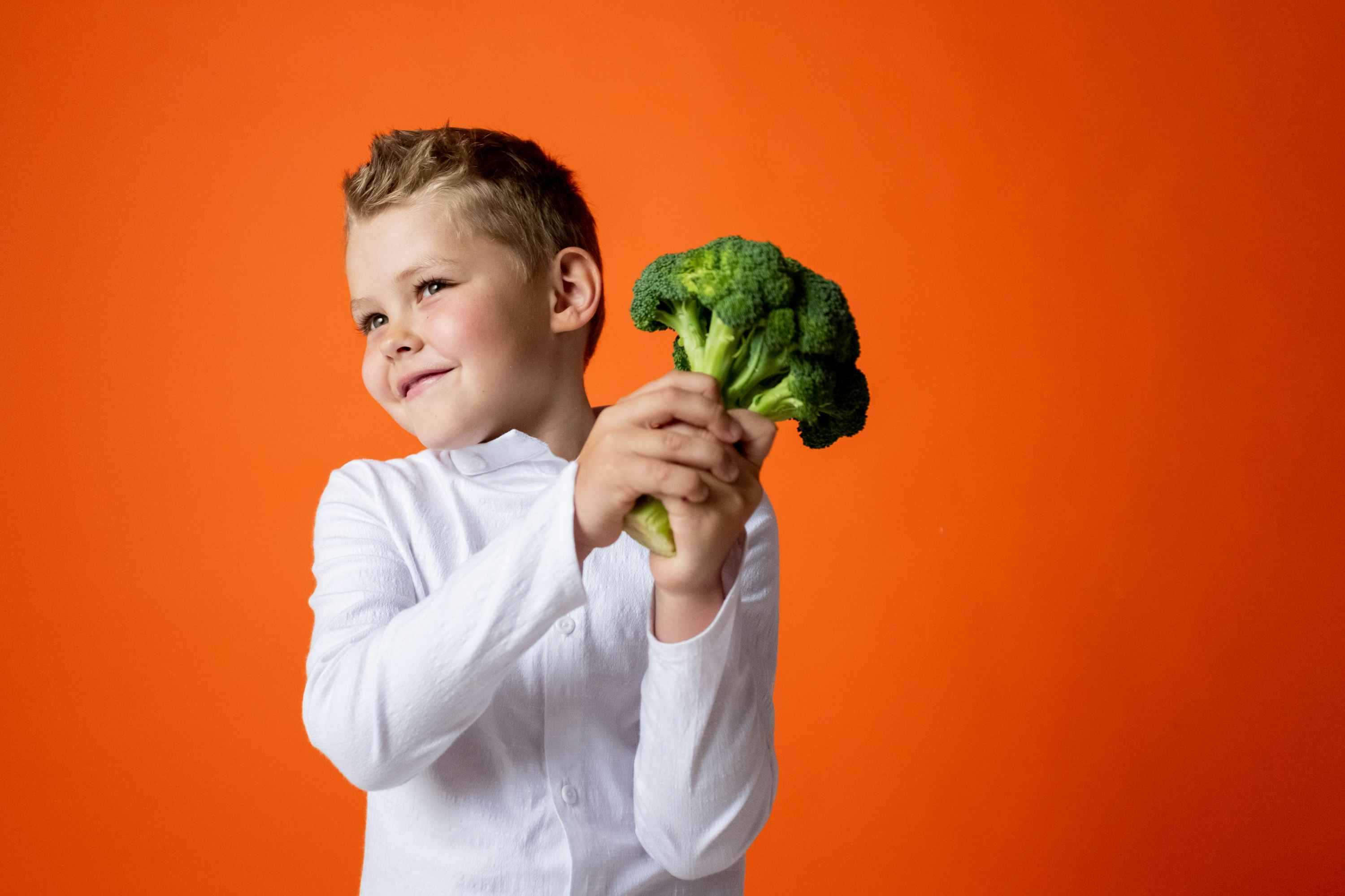 niño con brócoli