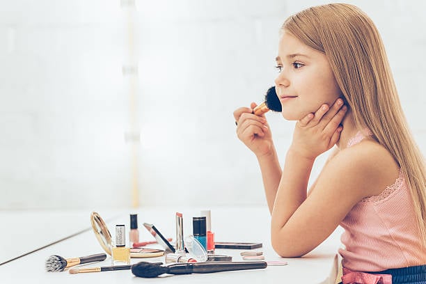 Maquillaje antes que juguetes: el fenómeno de los 'Sephora Kids' y su impacto en la infancia moderna