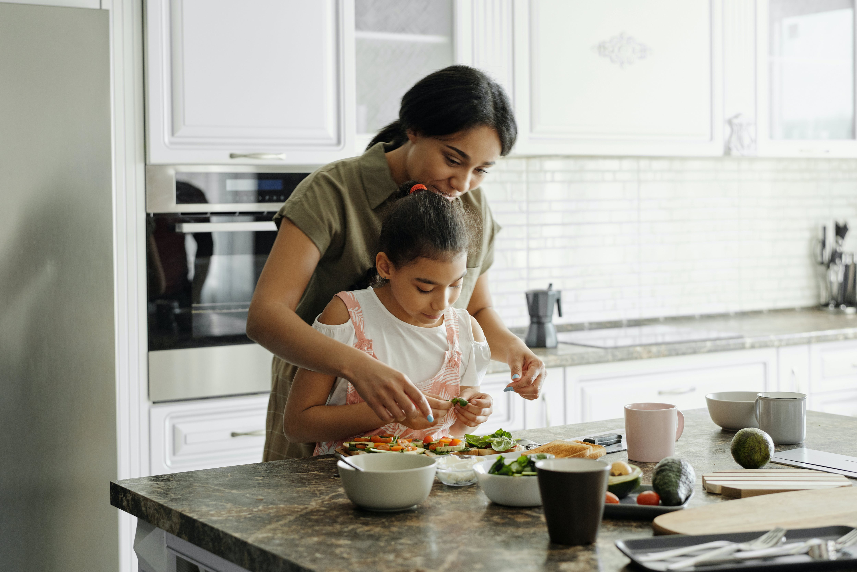 Madre e hija cocinando