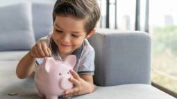 Una madre paga dinero a sus hijos cada día por ir al cole