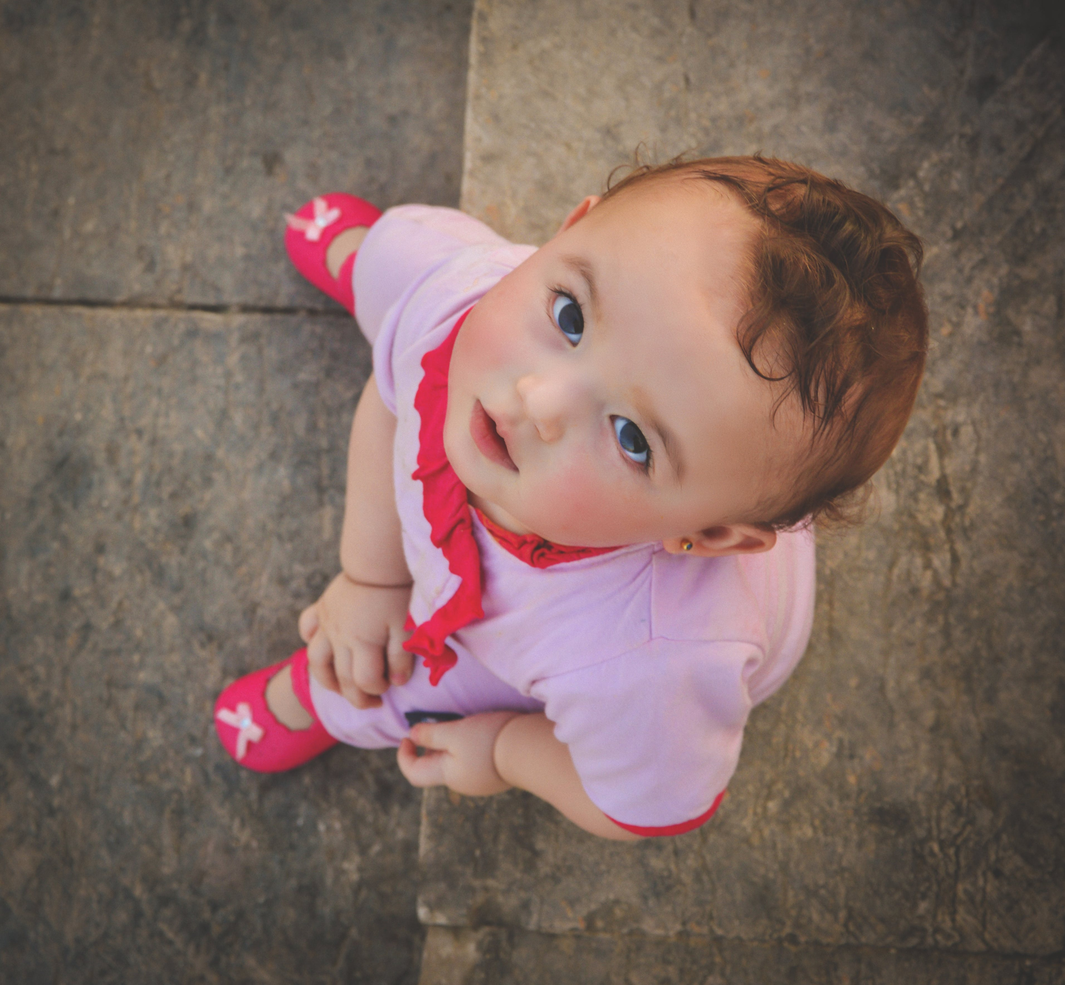 Niña vestida de rosa