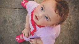 Niña vestida de rosa