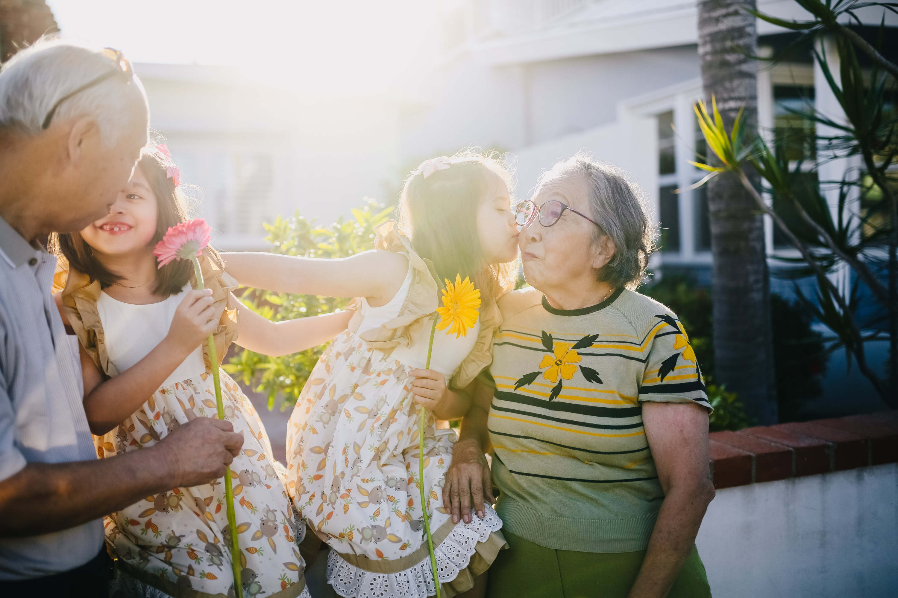 Dos hermanas con sus abuelos