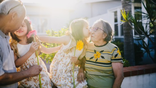 Dos hermanas con sus abuelos